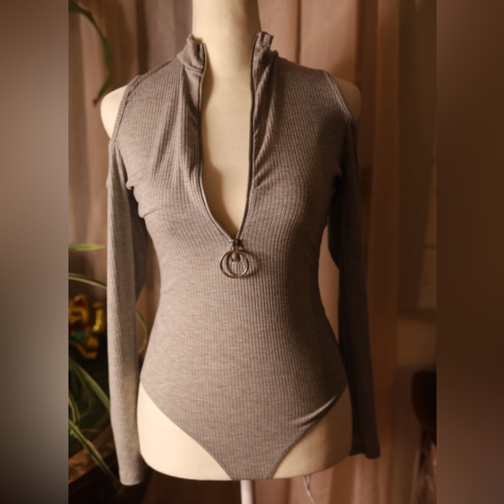 Charlotte Russe Gray Ribbed Bodysuit w/ Cut Out Shoulders - Picture 2 of 6